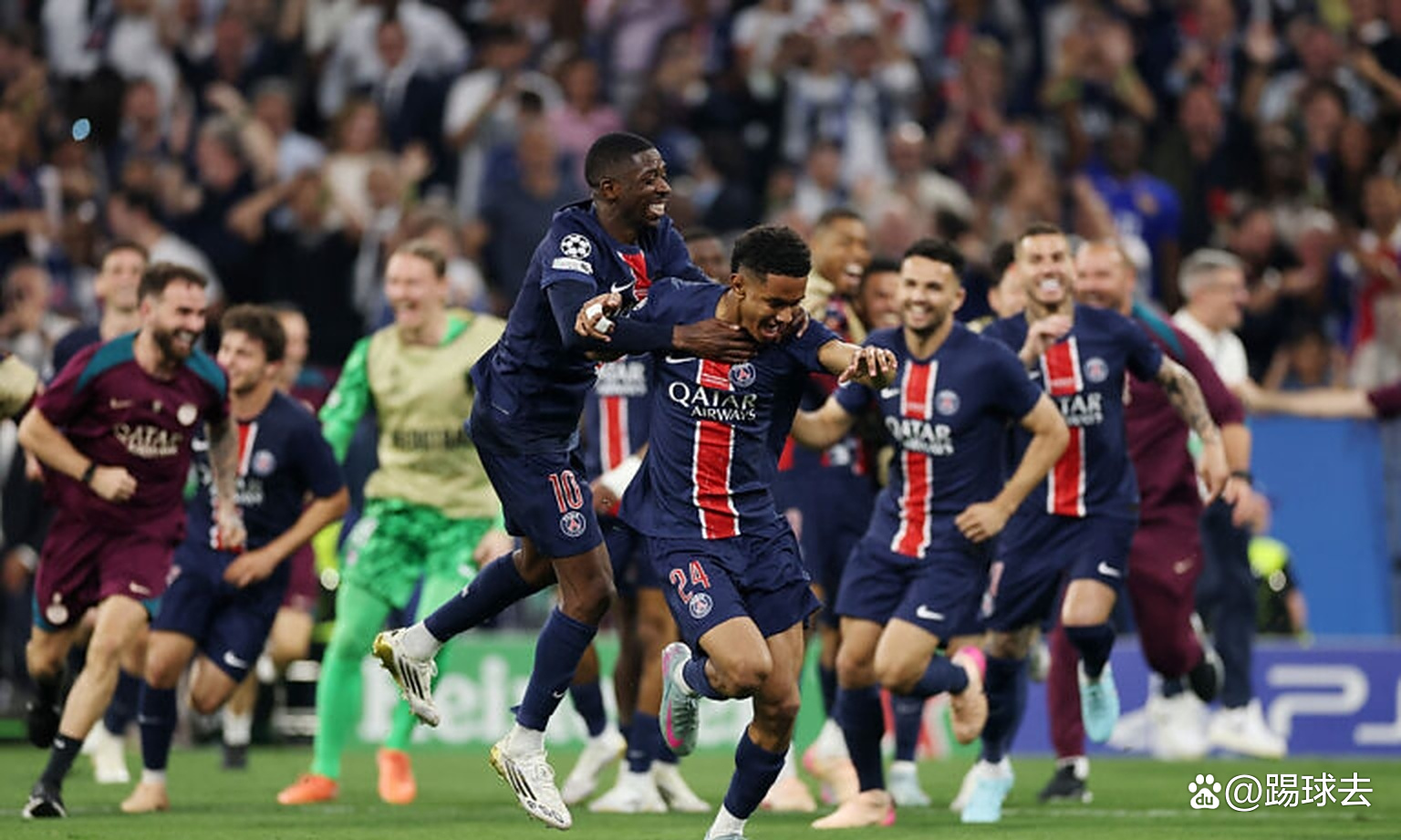 XINGKONG-巴黎圣日耳曼训练开放日，窗口期迎来里程碑引观众欢呼，英超在即，球队文化被再次提及的简单介绍