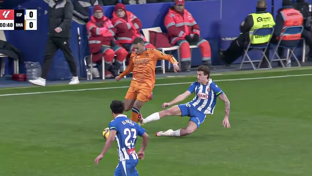 星空体育-德罗巴意外战胜法国队，战术调整引爆全场！赢得满堂喝彩(德罗赞进攻集锦)