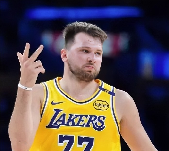 关于东契奇回归赛场，战术调整首场状态亮眼，阿森纳观众沸腾！的信息